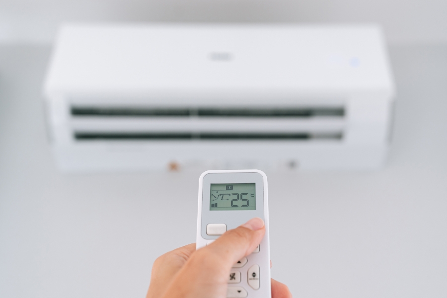 Klimatyzator ustawiony na grzanie w 25 stopniach Celsjusza 