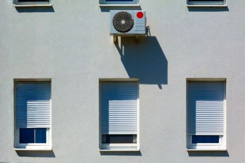 Montaż rolet zewnętrznych jako alternatywa dla klimatyzacji w lato