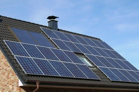 panele fotowoltaiczne na dachu domu - APP Energy Kielce
